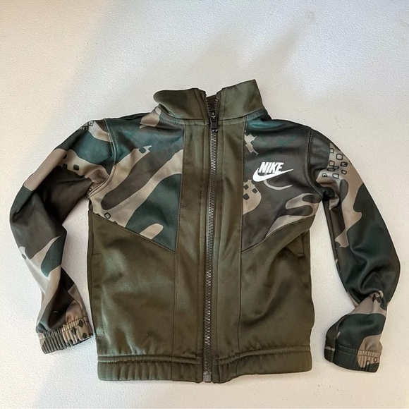 5/$25 Nike 2T Camo Track Jacket Boys - Picture 2 of 2